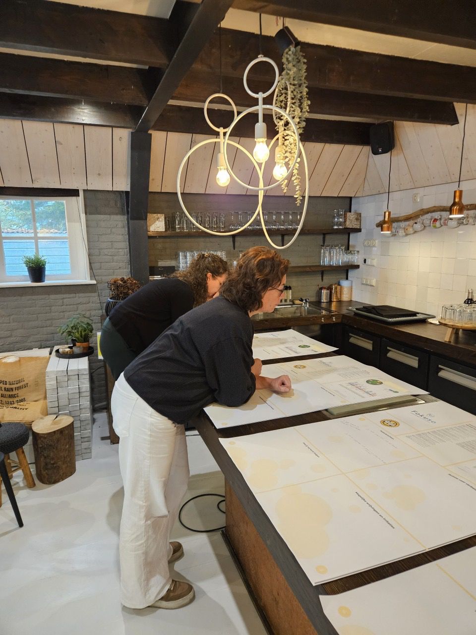 Two participants reviewing a printed MindSonar profile during a team day at Fokuso.